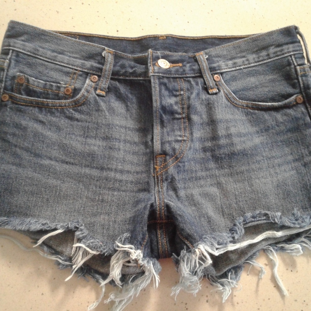 Distressed levi's short
